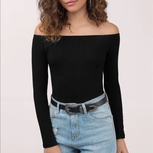 Off the shoulder black top⚡️